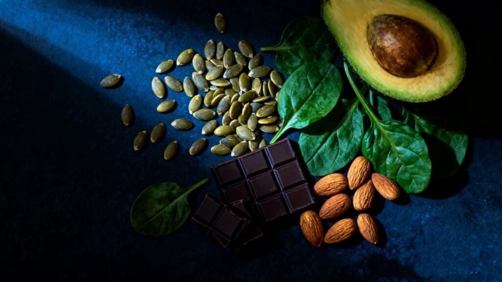 Alimentos ricos em magnésio para saúde hormonal masculina — sementes, folhas e nozes